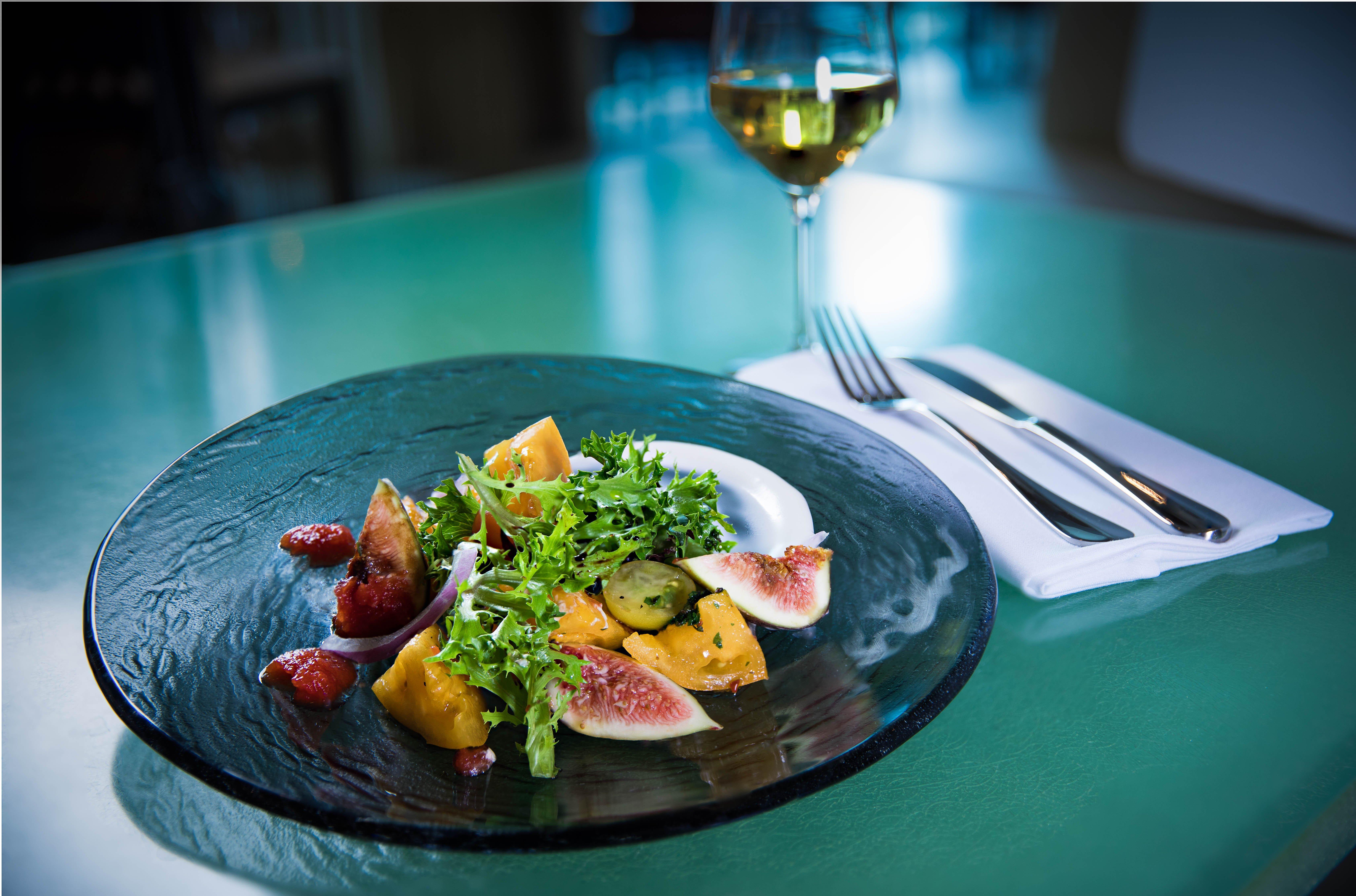 Kimpton Epic Hotel By Ihg Miami Exteriér fotografie A salad with a glass of wine