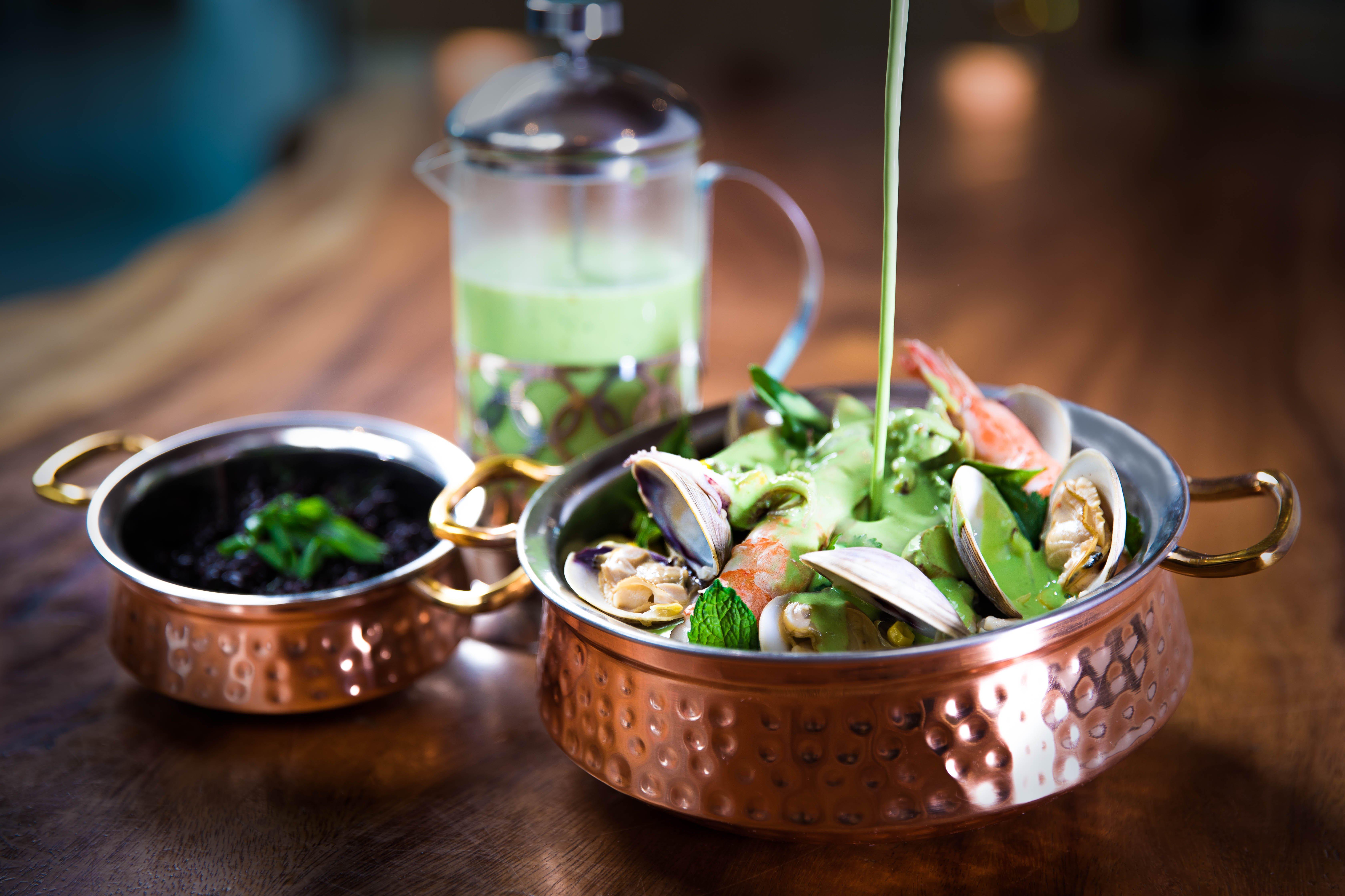 Kimpton Epic Hotel By Ihg Miami Exteriér fotografie A salad being dressed with a vinaigrette